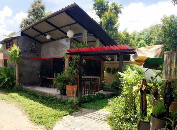 บ้านชั้นเดียว สไตล์ดิบๆ สร้างเองทั้งหลัง