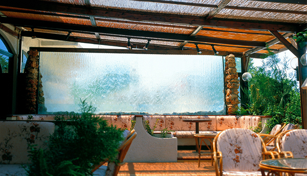 ม่านน้ำตกบนกระจก