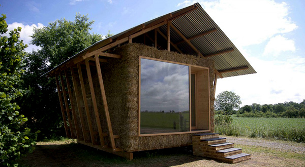 บ้านฟาง หลังเล็ก กระทัดรัด และอบอุ่น