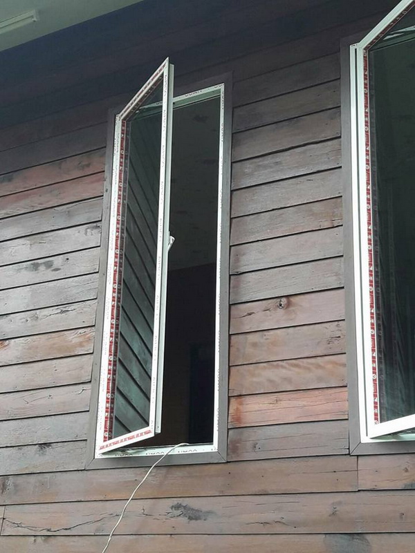 ติดหน้าต่างบานเปิดให้บ้านไม้