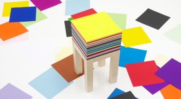 ไอเดียเก้าอี้สีรุ้งจากแผ่นกระดาษ