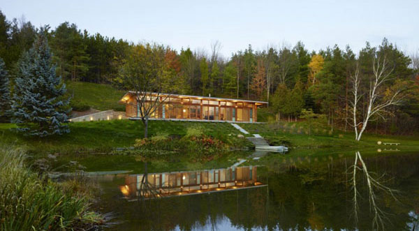 บ้านไม้ชั้นเดียว ติดทะเลสาป ตกแต่งแบบเรียบง่าย