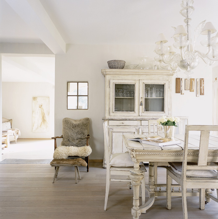 ตู้โชว์สีขาว โคมไฟ โต๊ะไม้