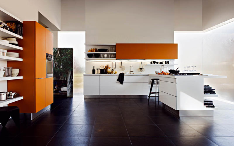 ตู้วางของสีส้ม ชั้นวางของสีขาว พื้นกระเบื้อง ตู้วางของสีส้ม ชั้นวางของสีขาว พื้นกระเบื้อง