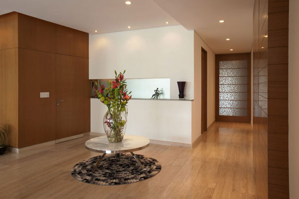 แจกันแก้ว โต๊ะกลม พื้นไม้ พรม