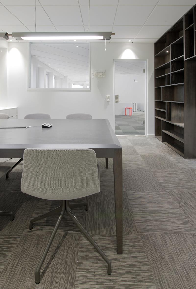 หลอดไฟ ฝ้าเพดาน โต๊ะ เก้าอี้ หลอดไฟ ฝ้าเพดาน โต๊ะ เก้าอี้