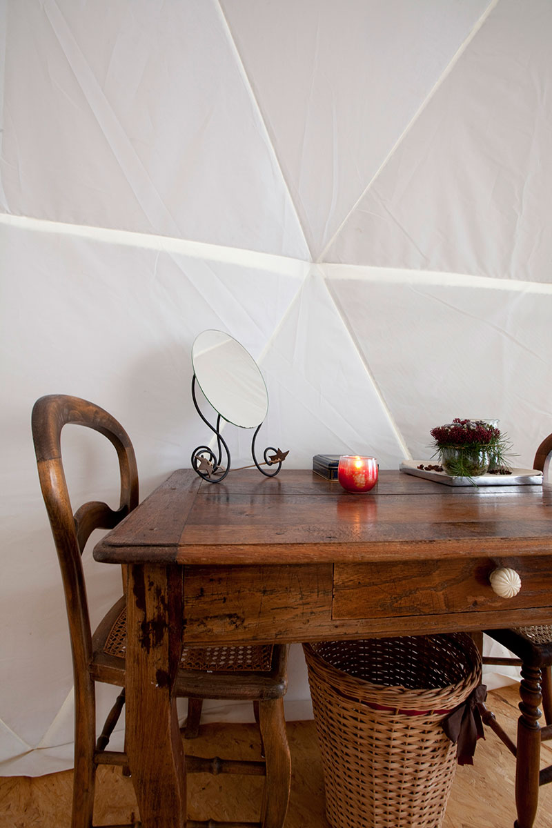 โต๊ะไม้ เก้าอี้ไม้ ตระกร้าหวาย