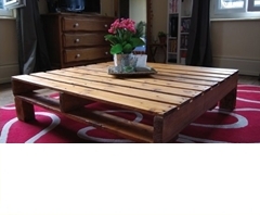 โต๊ะไม้ในห้องรับแขก โต๊ะไม้ในห้องรับแขก