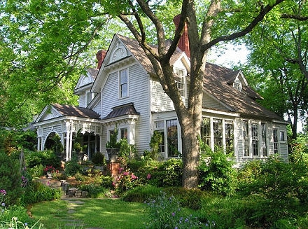 บ้านไม้สองชั้นสีขาว