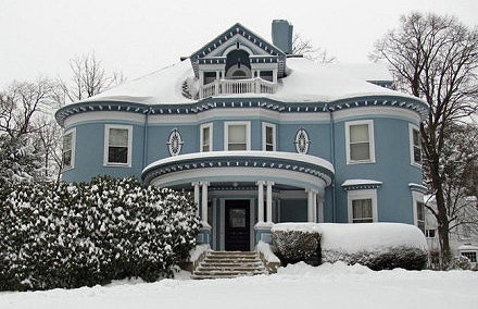 บ้านสองชั้นท่ามกลางหิมะ