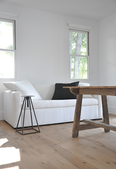 โต๊ะไม้ในห้องนั่งเล่น โต๊ะไม้ในห้องนั่งเล่น