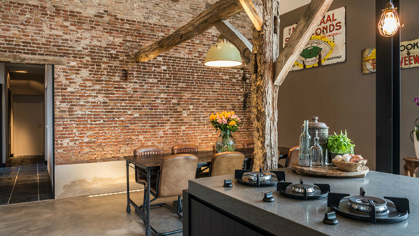 ผนังอิฐแดง