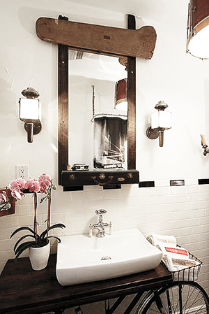 แต่งห้องน้ำด้วยจักรยานคันเก่า