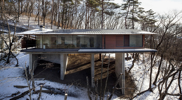 บ้านไม้โมเดิร์น บนเนินเขา ในประเทศญี่ปุ่น