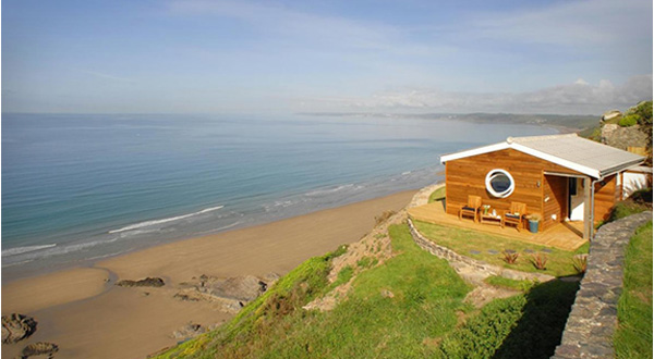 บ้านไม้ชั้นเดียวกับบรรยากาศริมทะเล