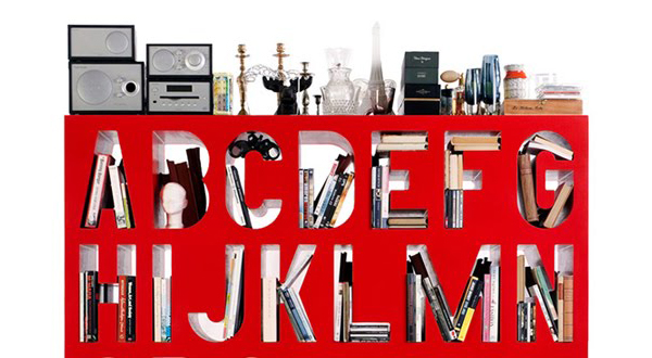 ดีไซน์ชั้นวางหนังสือโดดเด่นด้วยตัวอักษร