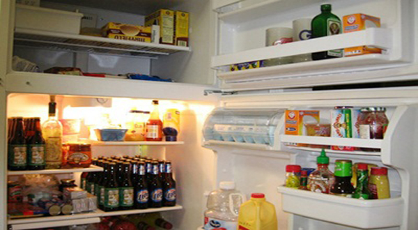 ตู้เย็นมีกลิ่นเหม็นต้องขจัดกลิ่นด่วน