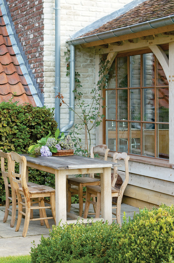 รางน้ำ กระเบื้องหลังคา โต๊ะไม้ รางน้ำ กระเบื้องหลังคา โต๊ะไม้