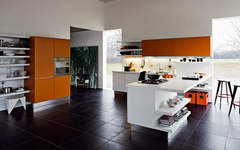 ตู้เก็บของสีส้ม ชั้นวางสีขาว เคาน์เตอร์ครัว ตู้เก็บของสีส้ม ชั้นวางสีขาว เคาน์เตอร์ครัว