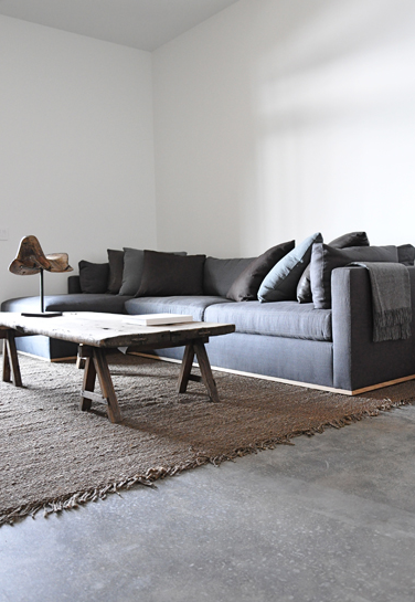 โต๊ะไม้ในห้องนั่งเล่น โต๊ะไม้ในห้องนั่งเล่น