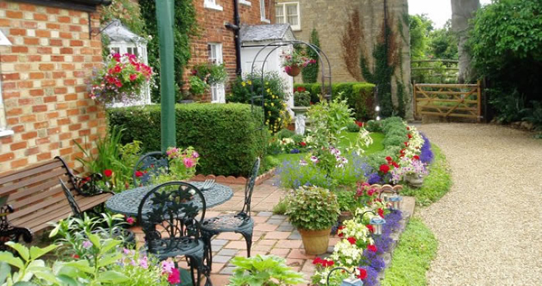 จัดสวนสวยกับสีสันสดใส