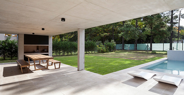 สระว่ายน้ำ โต๊ะนั่งเล่นหน้าบ้าน